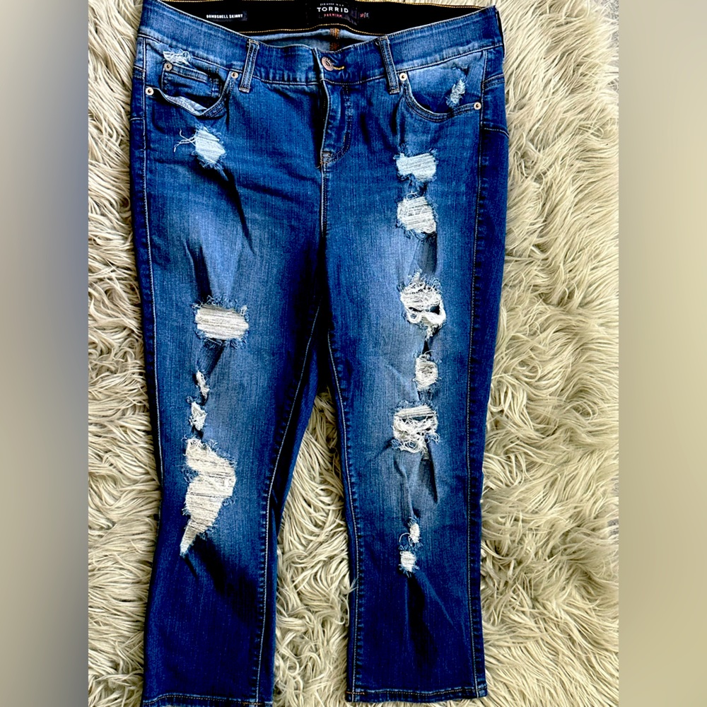 Torrid Bombshell Skinny Distressed Crop Size 16